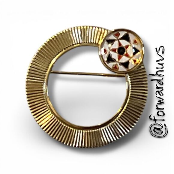 Vintage Circular Brooch – Gold Tone with Geometric Star Design - Picture 6 of 7